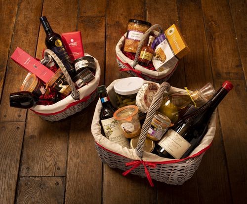 10 idées de cadeaux gourmands pour Noël  Cadeau, Panier cadeau, Cadeaux  gourmands